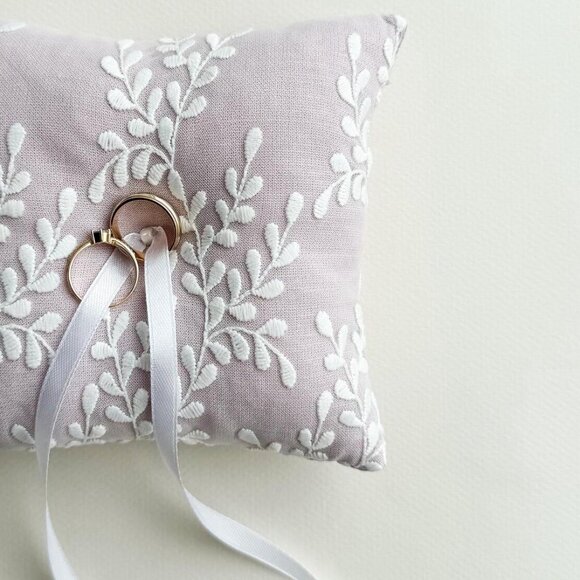 🌿 Lace Wedding Ring Pillow – Elegant Embroidered Ring Bearer Cushion (Like New) - Picture 3 of 4